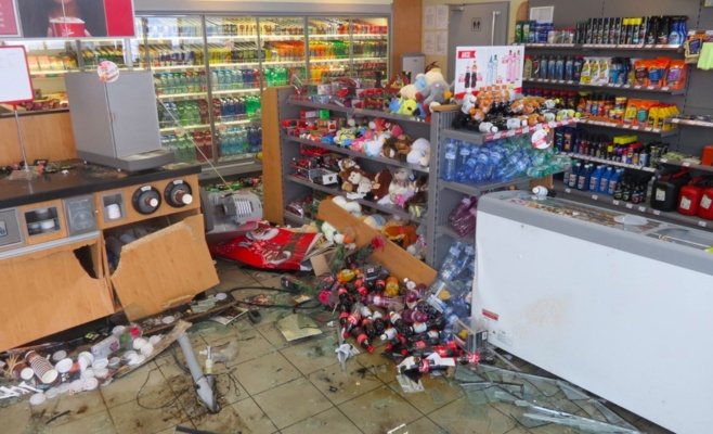 Водитель не успел затормозить и снёс заправочную станцию