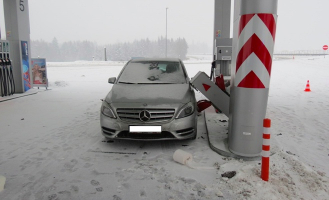 Водитель не успел затормозить и снёс заправочную станцию