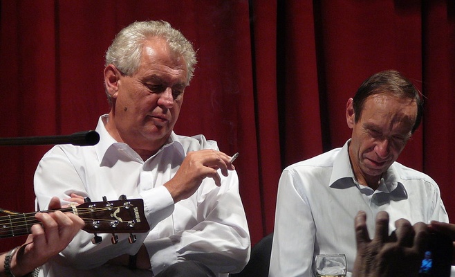 Горожане встретили президента хлебом-солью и самогоном