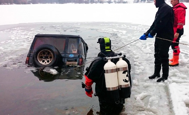 Влюблённая пара утопила автомобиль, занимаясь в нём сексом