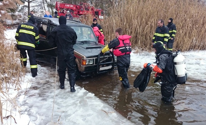 Влюблённая пара утопила автомобиль, занимаясь в нём сексом