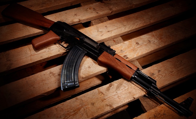 Премьер Чехии: Президент запугивает мою семью, угрожая автоматом Калашникова