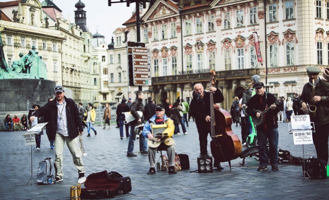 В Праге приняли постановление, которое ограничит деятельность уличных артистов