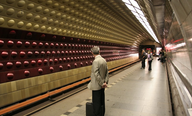 На рельсы в метро упал человек, движение поездов остановлено