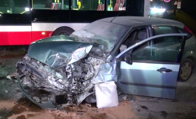 Городской автобус и автомобиль столкнулись в Праге