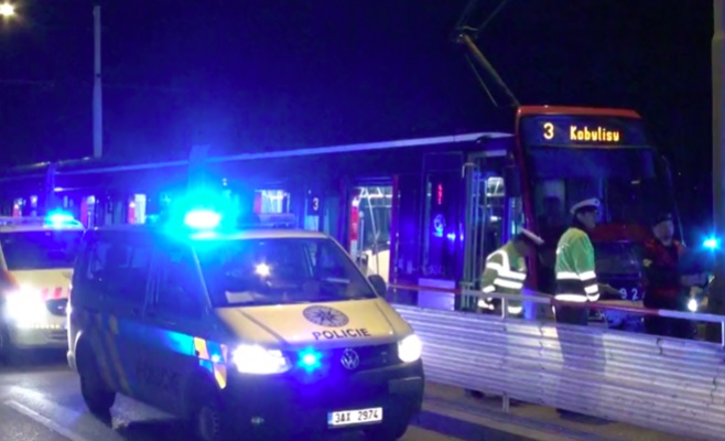 Девять человек пострадали в результате столкновения двух трамваев в Праге