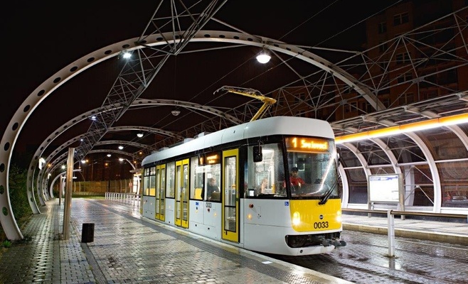 По Праге начал ездить уникальный трамвай