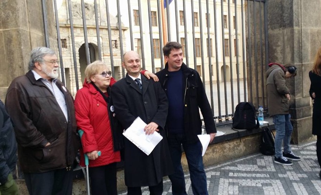 Тысячи людей в Праге выступили против приёма беженцев и ислама в Чехии