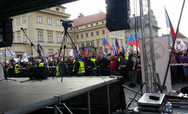 Тысячи людей в Праге выступили против приёма беженцев и ислама в Чехии