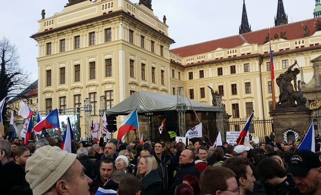 Тысячи людей в Праге выступили против приёма беженцев и ислама в Чехии