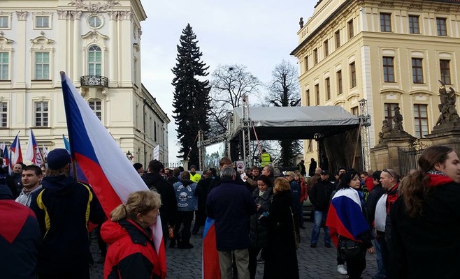 Тысячи людей в Праге выступили против приёма беженцев и ислама в Чехии