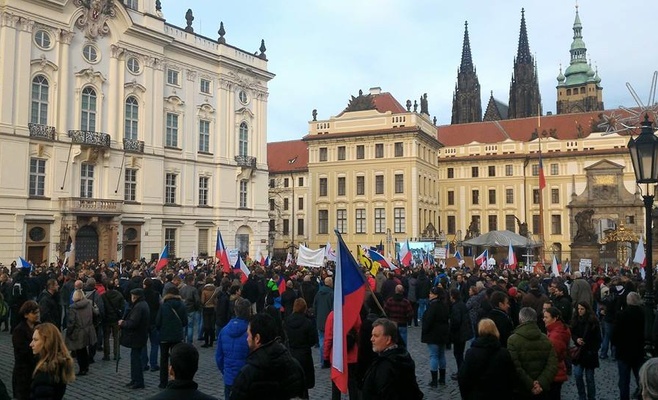 Тысячи людей в Праге выступили против приёма беженцев и ислама в Чехии