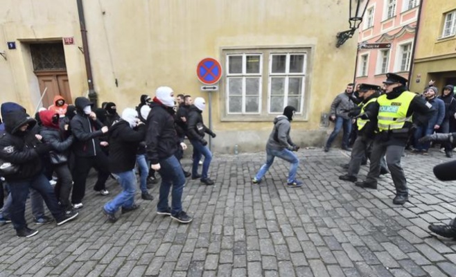 Неожиданная встреча сторонников и противников приёма беженцев: На Малой Стране летали камни и бутылки
