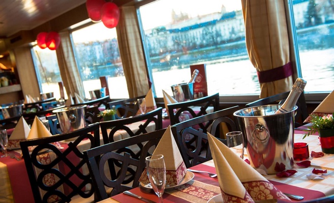 Валентинский круиз по Влтаве на судне Natal & Porto