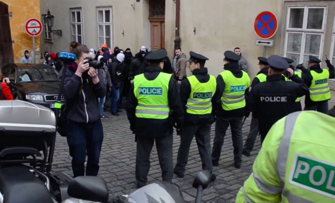 Видео: Встреча сторонников и противников принятия беженцев на Малой Стране