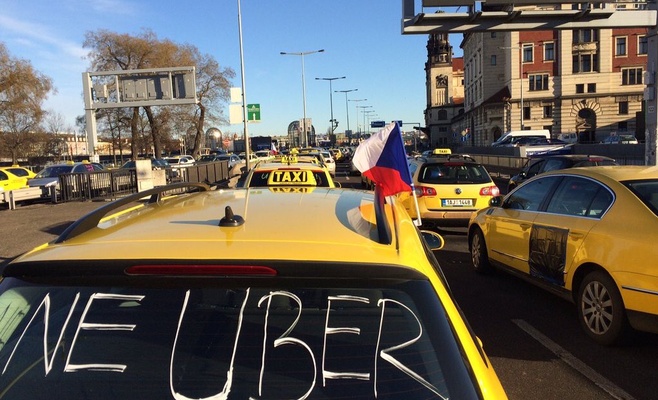 Таксисты заблокировали пражскую автомагистраль
