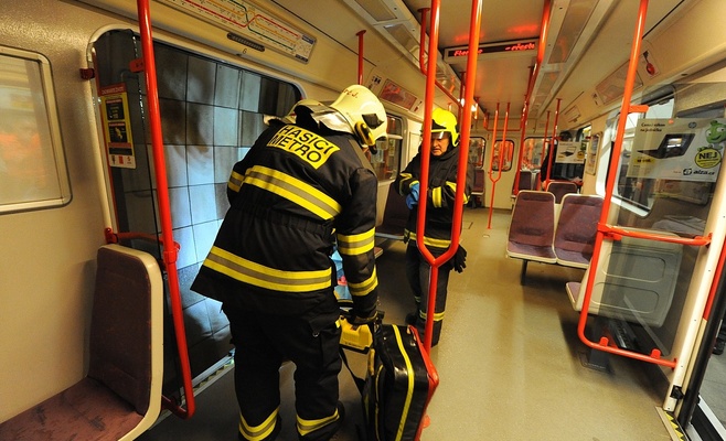 На рельсы в метро упал человек