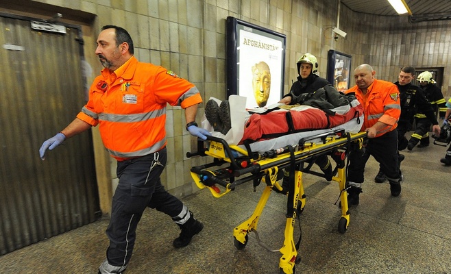 На рельсы в метро упал человек