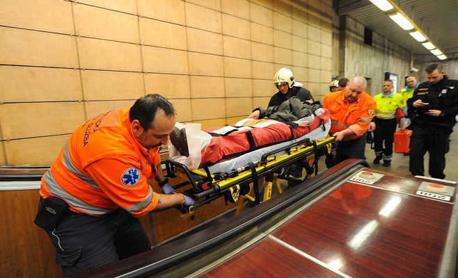 На рельсы в метро упал человек