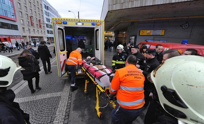 На рельсы в метро упал человек