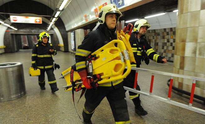 На рельсы в метро упал человек