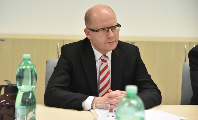 Правительство Чехии поднимет вопрос о снятии с должности министра обороны