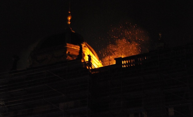 Минувшей ночью в Праге горело здание Национального музея