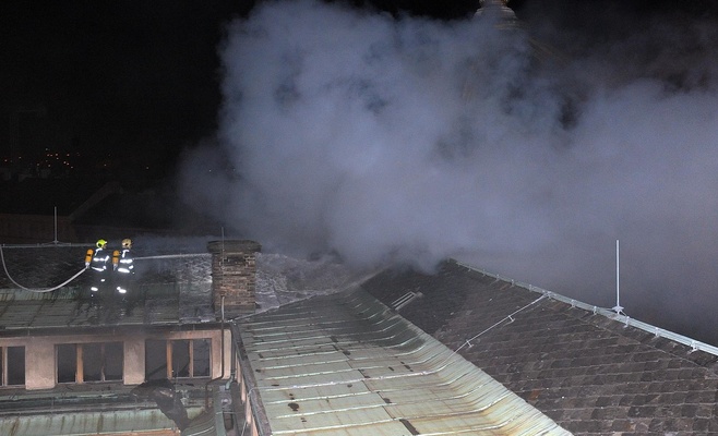 Минувшей ночью в Праге горело здание Национального музея