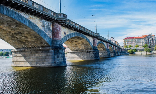 Нетрезвый мужчина упал с моста в центре Праги
