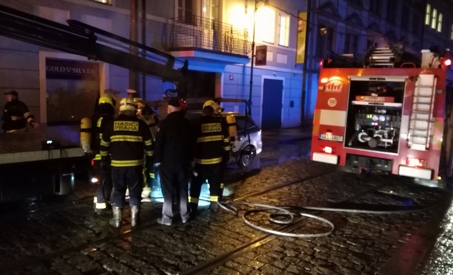 В Праге загорелся, а затем и взорвался автомобиль