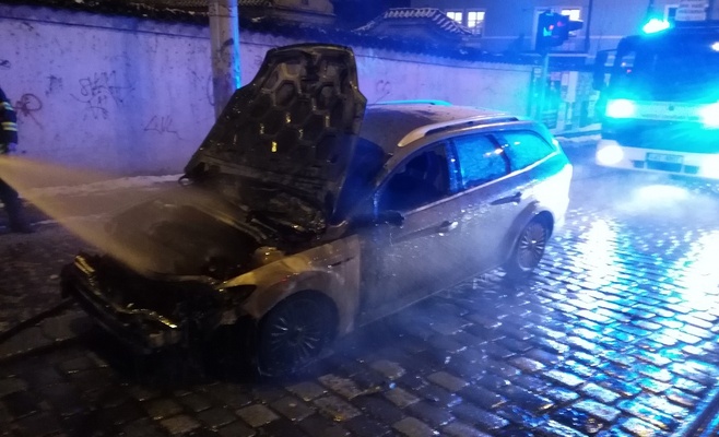 В Праге загорелся, а затем и взорвался автомобиль