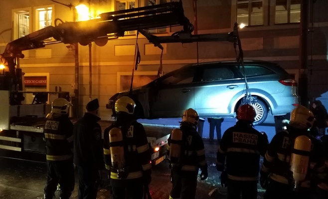 В Праге загорелся, а затем и взорвался автомобиль