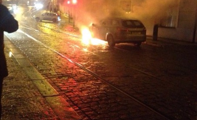 В Праге загорелся, а затем и взорвался автомобиль