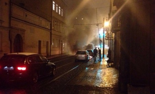 В Праге загорелся, а затем и взорвался автомобиль