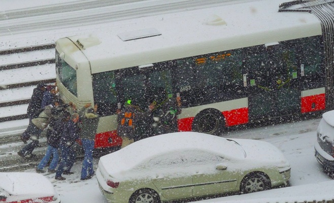 Фото дня: Пражане толкают автобус, застрявший в снегу