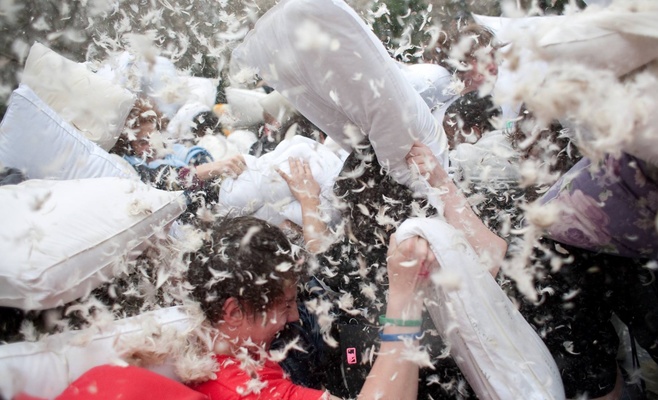 Международный день боёв подушками в Праге