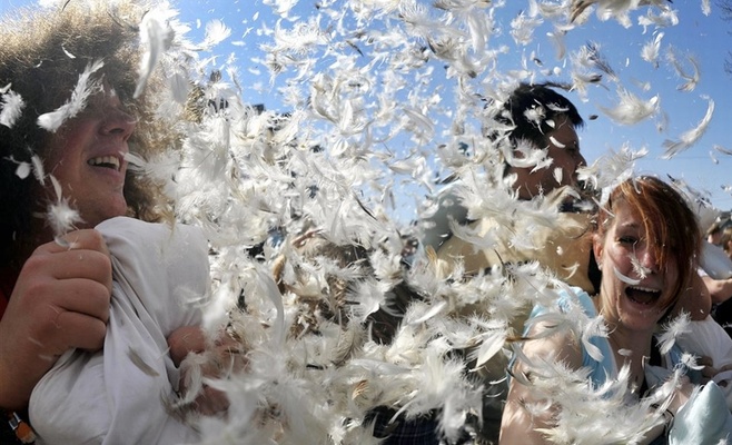 Международный день боёв подушками в Праге