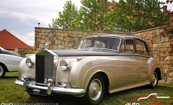 Съезд автомобилей Rolls-Royce и Bentley