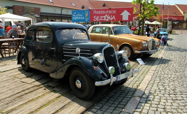 Съезд автомобилей Rolls-Royce и Bentley