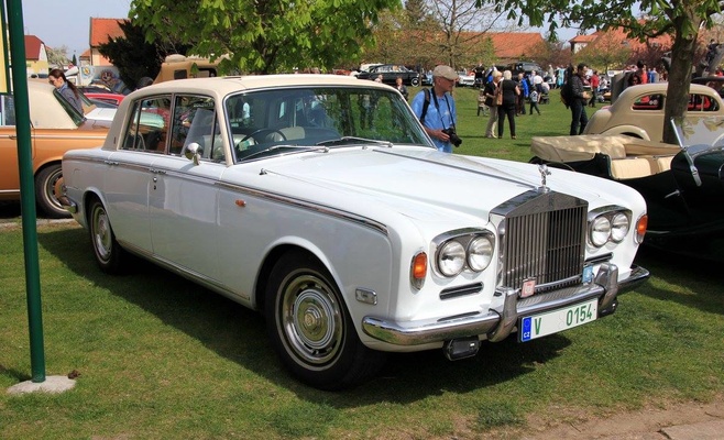 Съезд автомобилей Rolls-Royce и Bentley