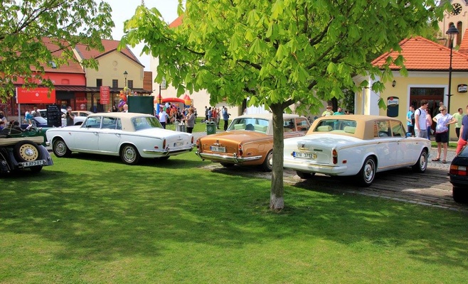 Съезд автомобилей Rolls-Royce и Bentley