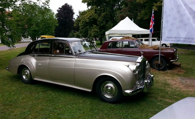 Съезд автомобилей Rolls-Royce и Bentley