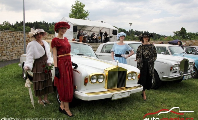 Съезд автомобилей Rolls-Royce и Bentley