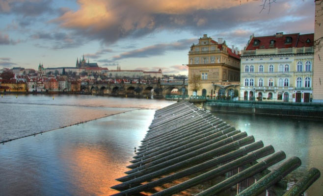 Из-за утечки газа в центре Праги эвакуировано 200 человек