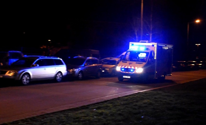 В Праге полицейские, пожарные и спасатели помогали 220-килограммовой женщине