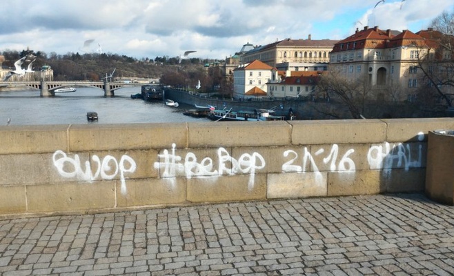 Граффити с Карлова моста удалено