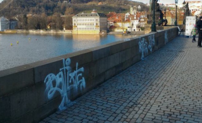 Граффити с Карлова моста удалено