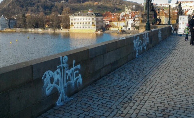 Фото и видео: Подробности первого вандализма на Карловом мосту