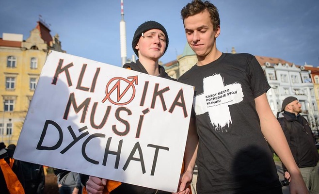 Сотни людей собрались поддержать центр «Клиника», оказывающий помощь беженцам