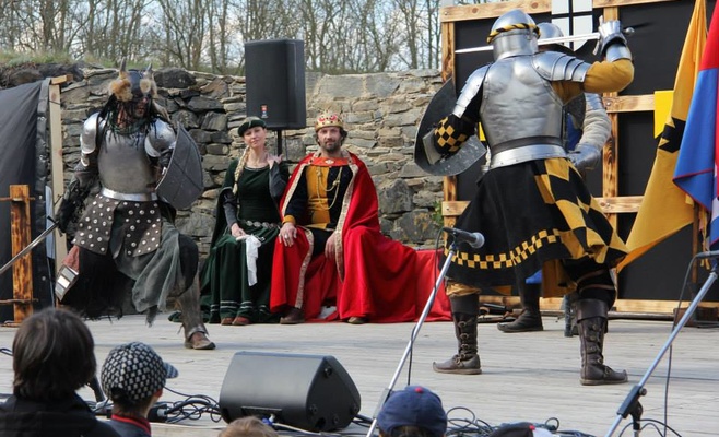 Пасхальные рыцарские торжества на замке Окорж
